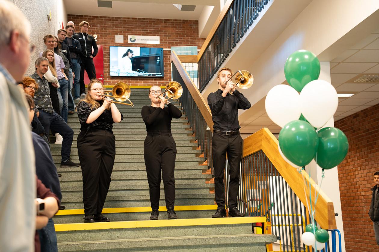 Det ble spilt fanfare ved alle stedene hvor navneskiftet ble markert.