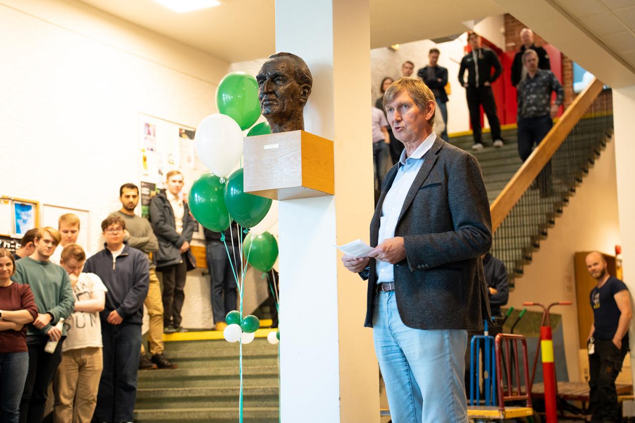 Prodekan Øyvind Frette holdt tale ved Fysikkbygget.