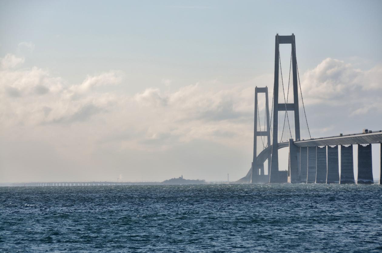 illustrasjonsbilde av en bro og hav i danmark
