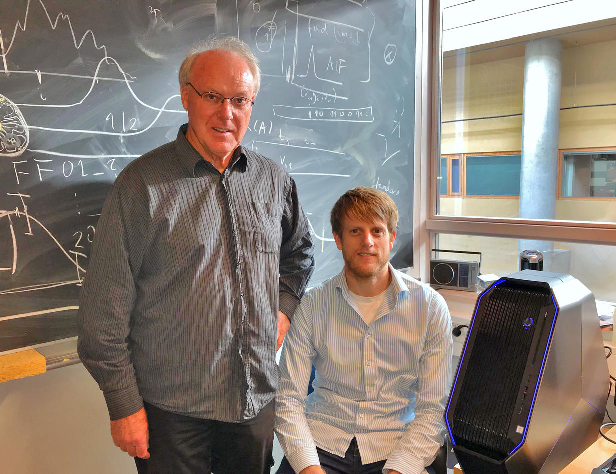 Arvid og Alexander Lundervold på kontor med datamaskinen