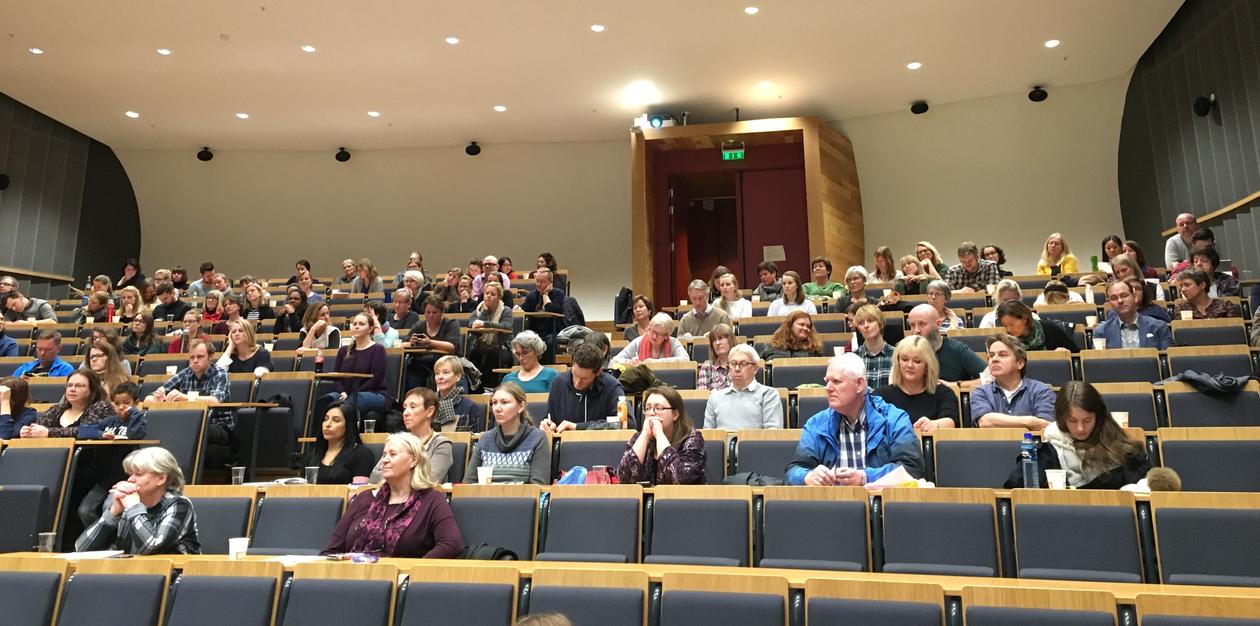 Deltakerne på Fagdag samlet til første foredrag i "Egget" på Studentsenteret. 