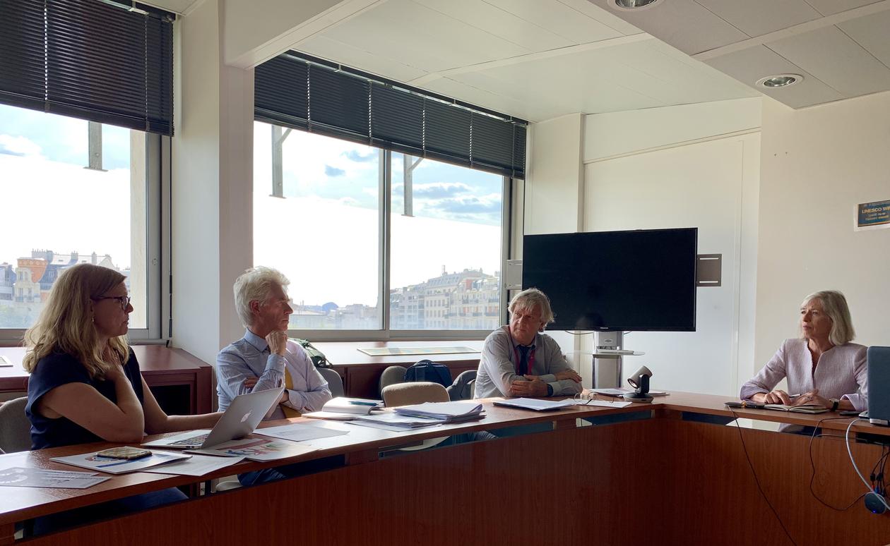 Viserektor Annelin Eriksen ved Universitetet i Bergen møter UNESCOs direktør for utdanning, Stefania Giannini, i Paris 5. september 2019. Også med på bildet Tor Halvorsen fra UiB og diplomat Danckert Vedeler.