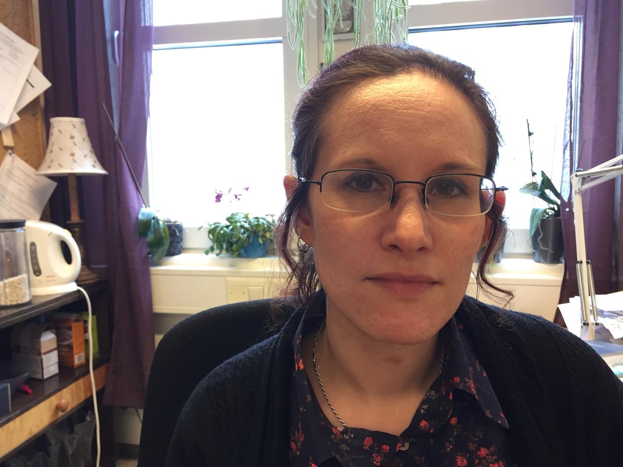Professor Kristine Jørgensen, Institutt for informasjons- og medievitenskap, Universitetet i Bergen (UiB), fotografert på sitt kontor i april 2017 i anledning opprykk til professor.