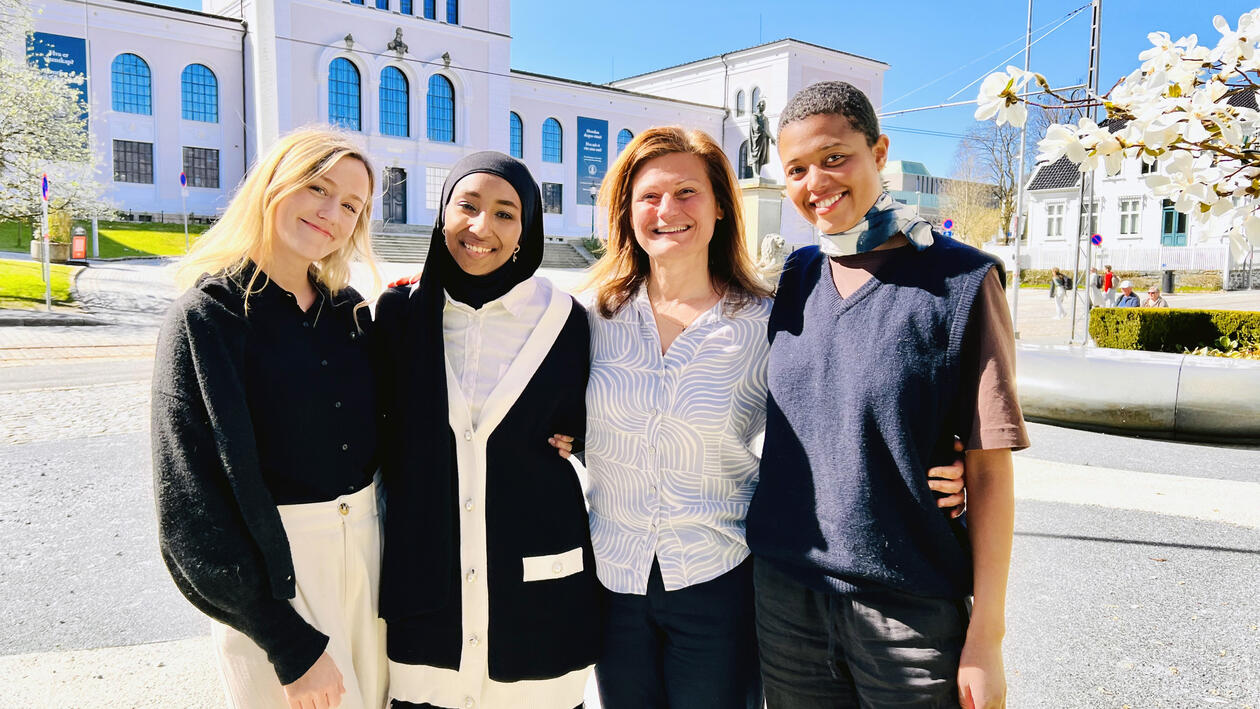 Bildet viser Mia Torgersen Milde, Nora Abdalla Mohammed, Pinar Heggernes og Michelle Odette Iversen Badiane som arbeider for et mangfoldig studentmiljø.