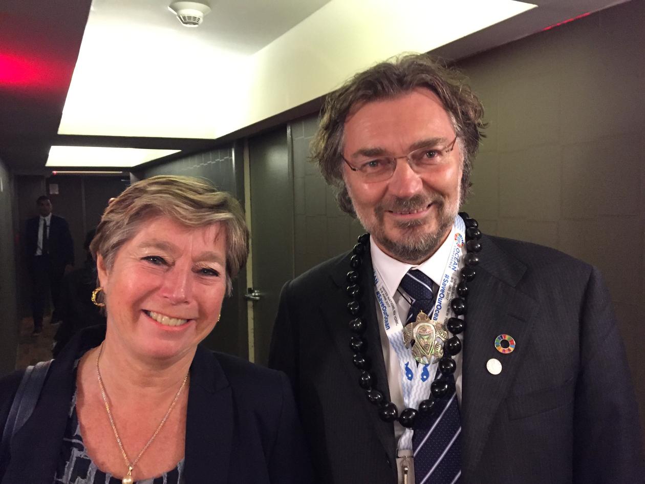 Statssekretær Tone Skogen og sosialantropolog Edvard Hviding på Universitetet i Bergen sin lansering av et nytt professorat i Stillehavet i partnerskap med University of the South Pacific under FNs store havkonferanse i juni 2017.