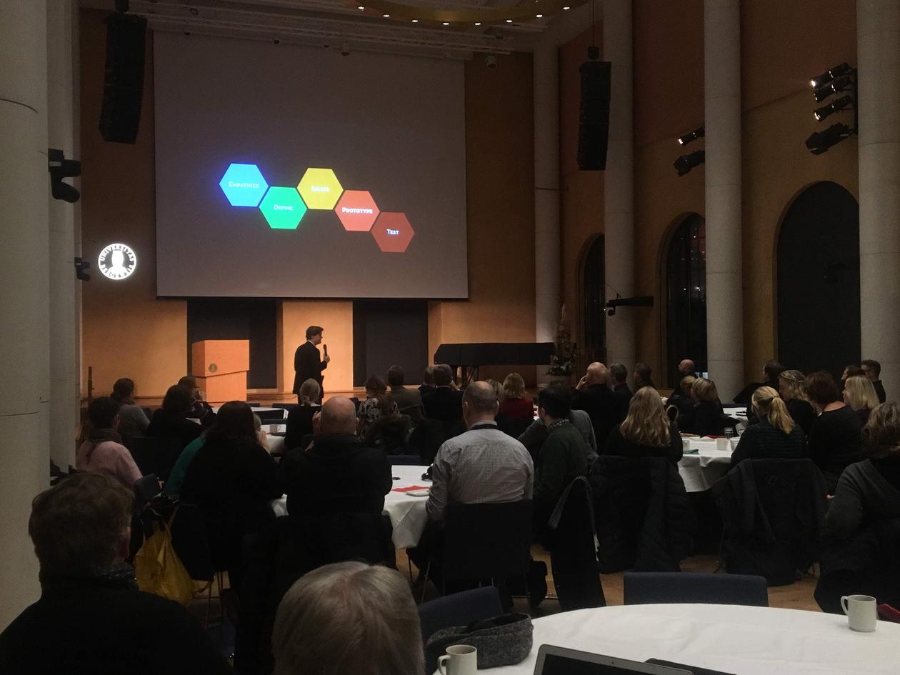 Justin Ferrell, presentasjon i Aulaen