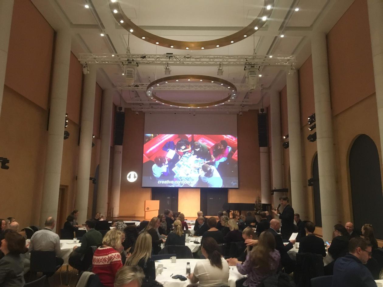 Justin Ferrell, presentasjon i Aulaen