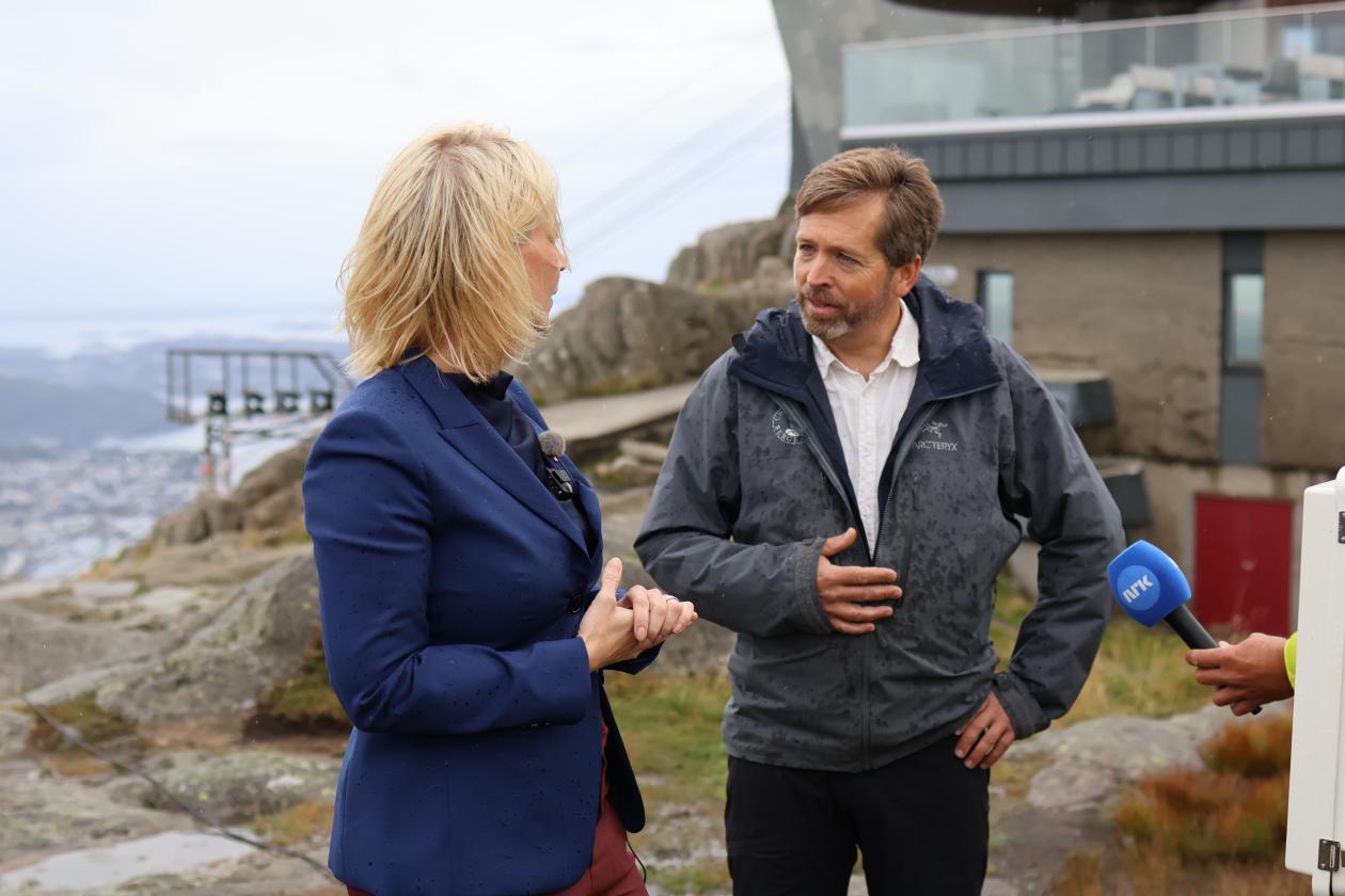 Statsråd Aasland sammen med Professor Jostein Bakke på Ulriken under åpningen av fjellsenteret