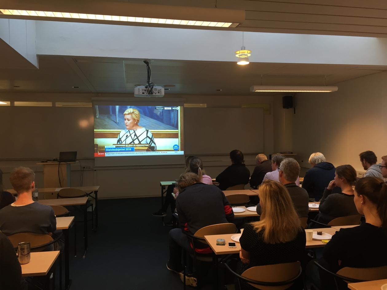Studenter ser på statsbudsjettet