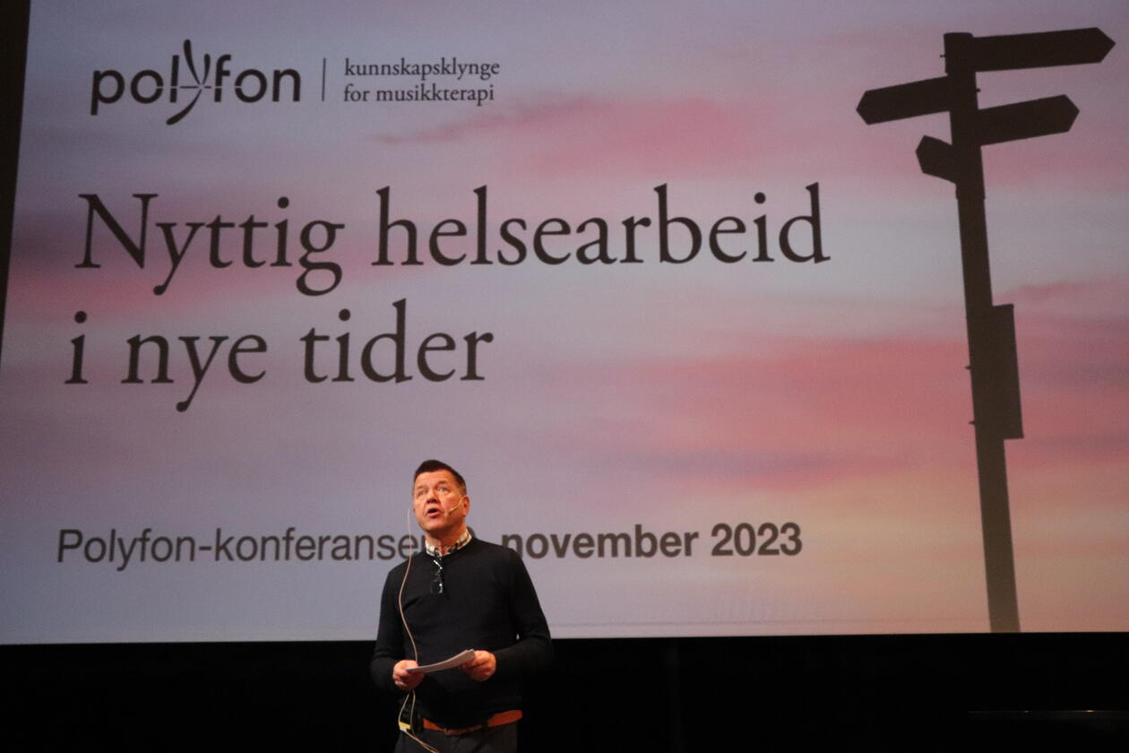 Opning framføre konferansebanneret