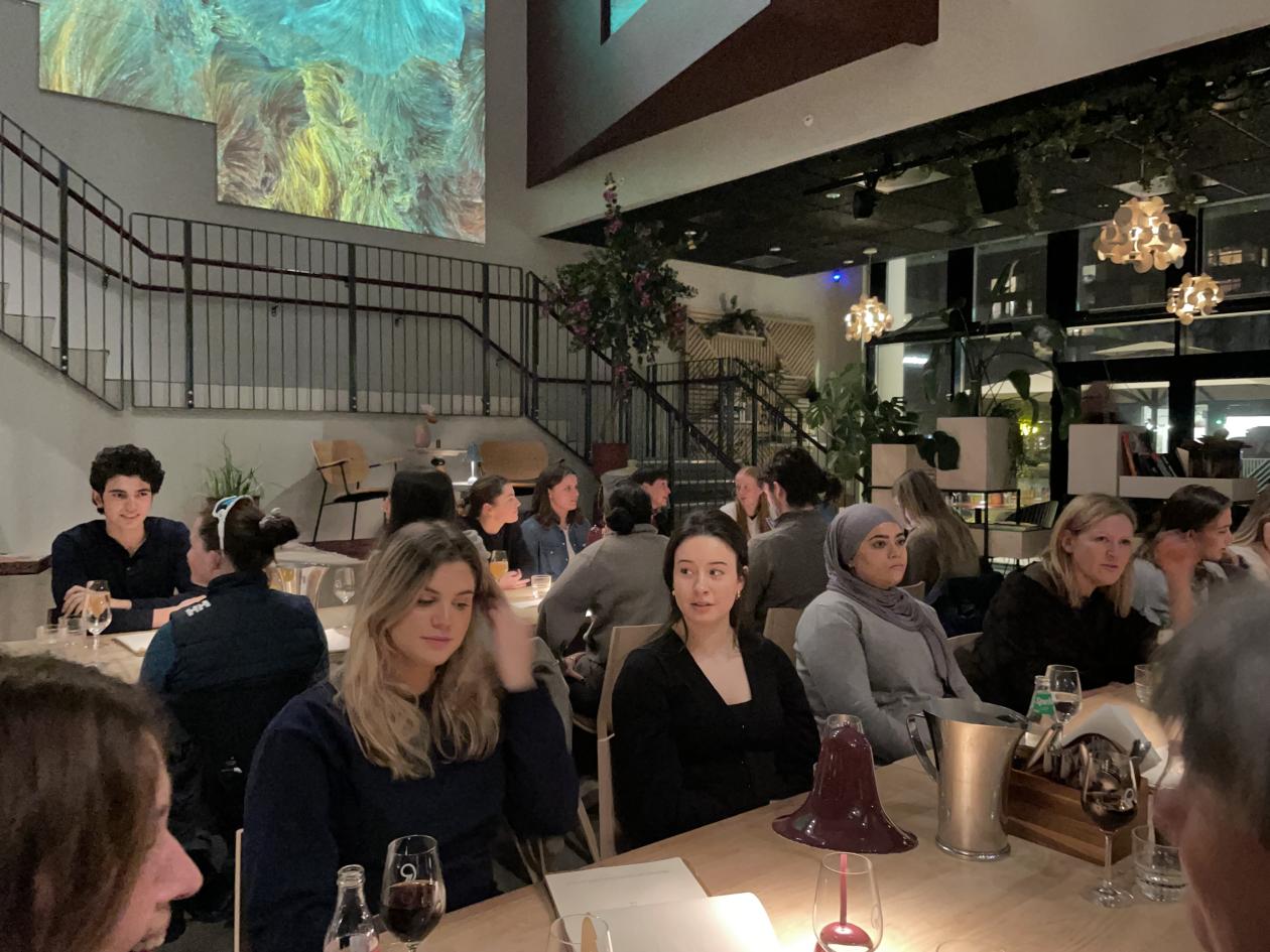 Studenter undr middagen på Røyst