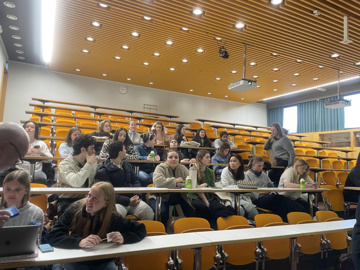 Kull 25 campus Bergen/Førde klare i auditoriet på Førde sykehus