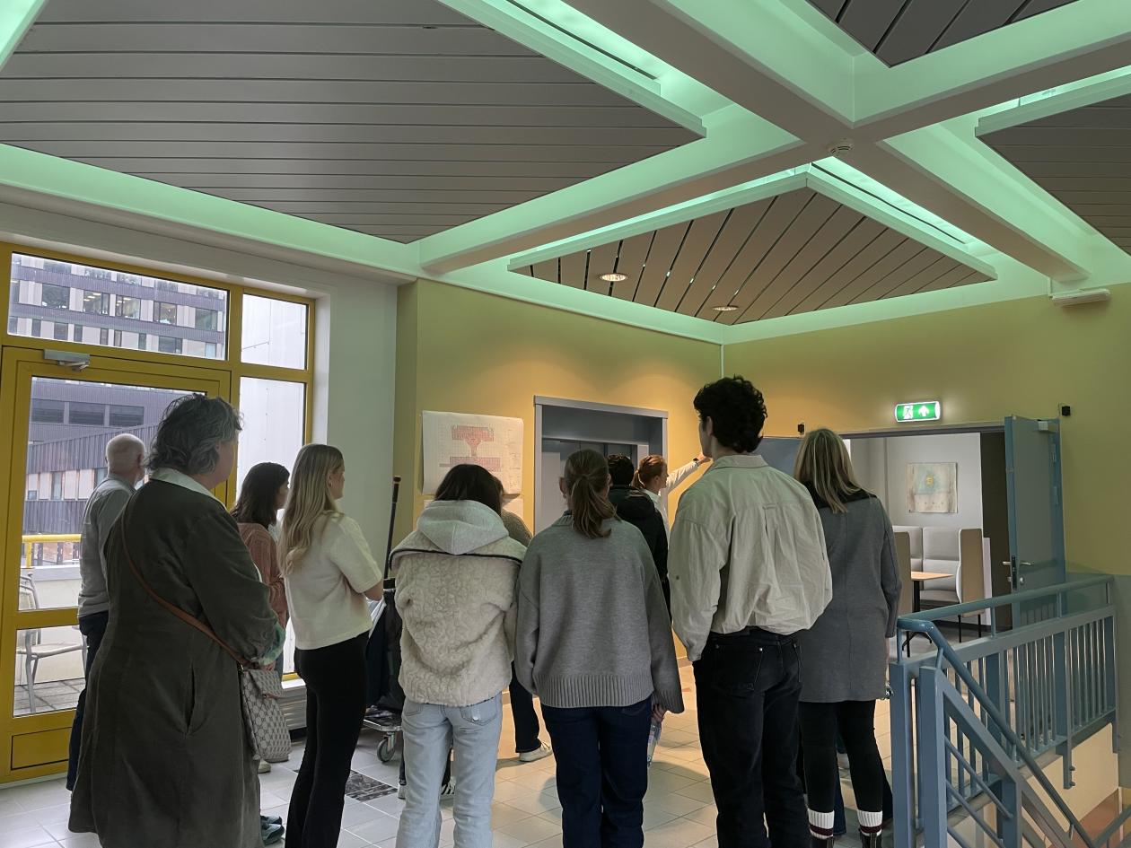 Studentene på omvisning på Førde sykehus