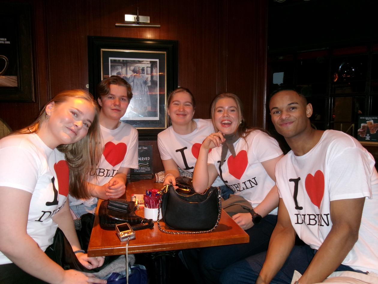 Sampol-studenter på pub