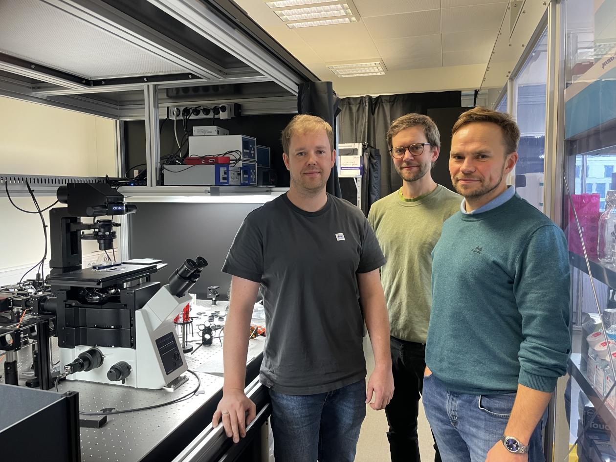 Fysikerne Justas, Martin og Konrad ved diamantlaben.