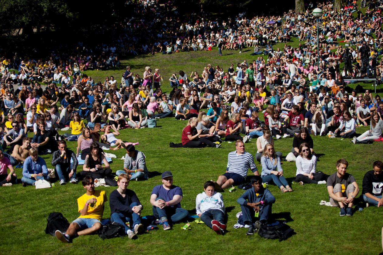 Mange studenter som sitter i solen i Nygårdsparken