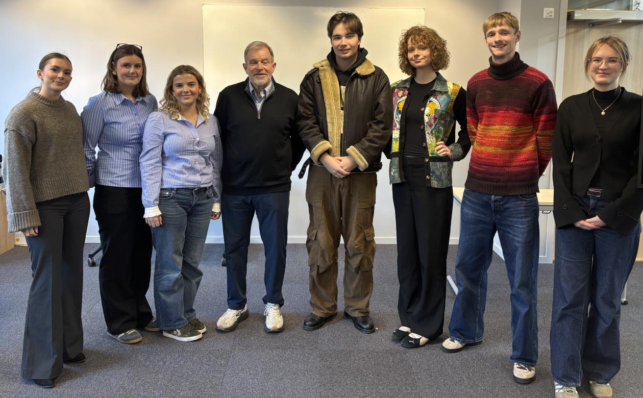 Bilde av Robert Jenkins med representanter for Eurokratene og Kabinettet