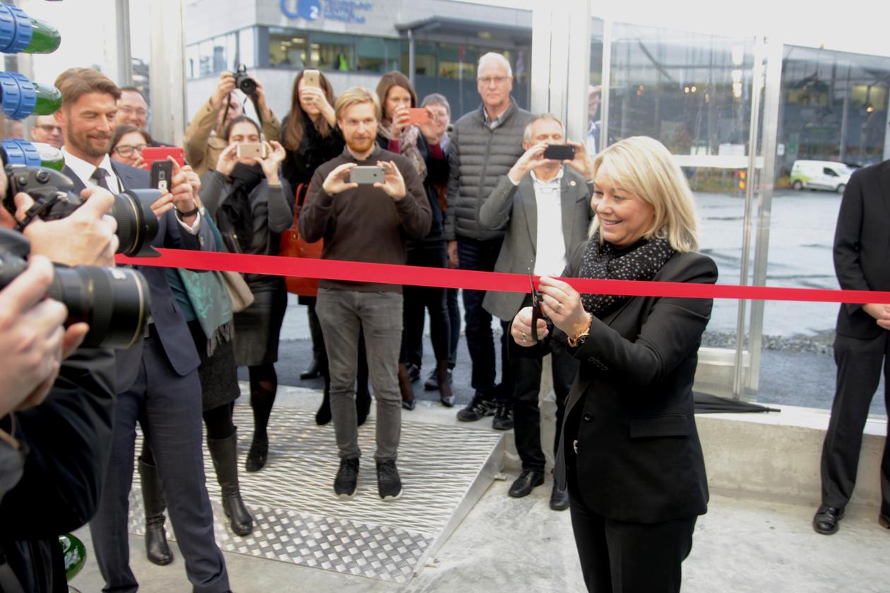Næringsminister Monica Mæland opnar det nye algepilotanlegget på Mongstad. 