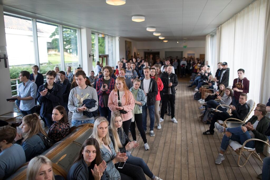 studenter som venter på å komme inn på velkomstmøte med uiB