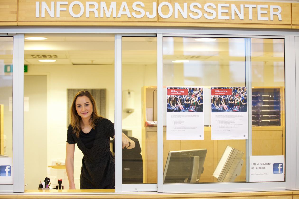 Bilde viser studentmedarbeider Silje L. Rødeseike som ønsker velkommen i infosenteret.