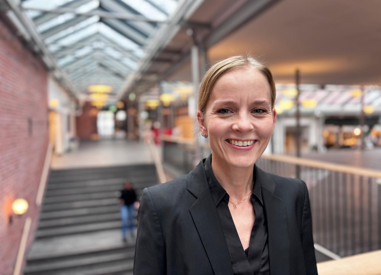 Ingrid Barlund, professor, står på jussbyggen ved en trapp