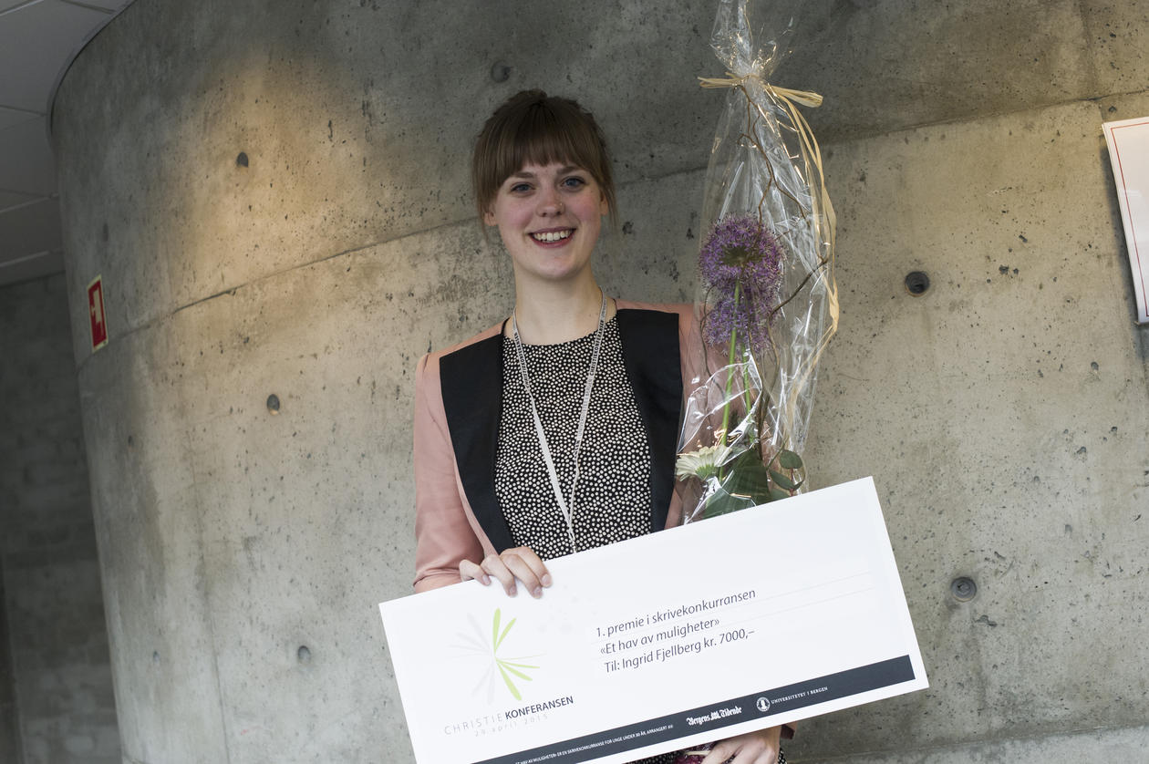 Ingrid Fjellberg med premien og blomster