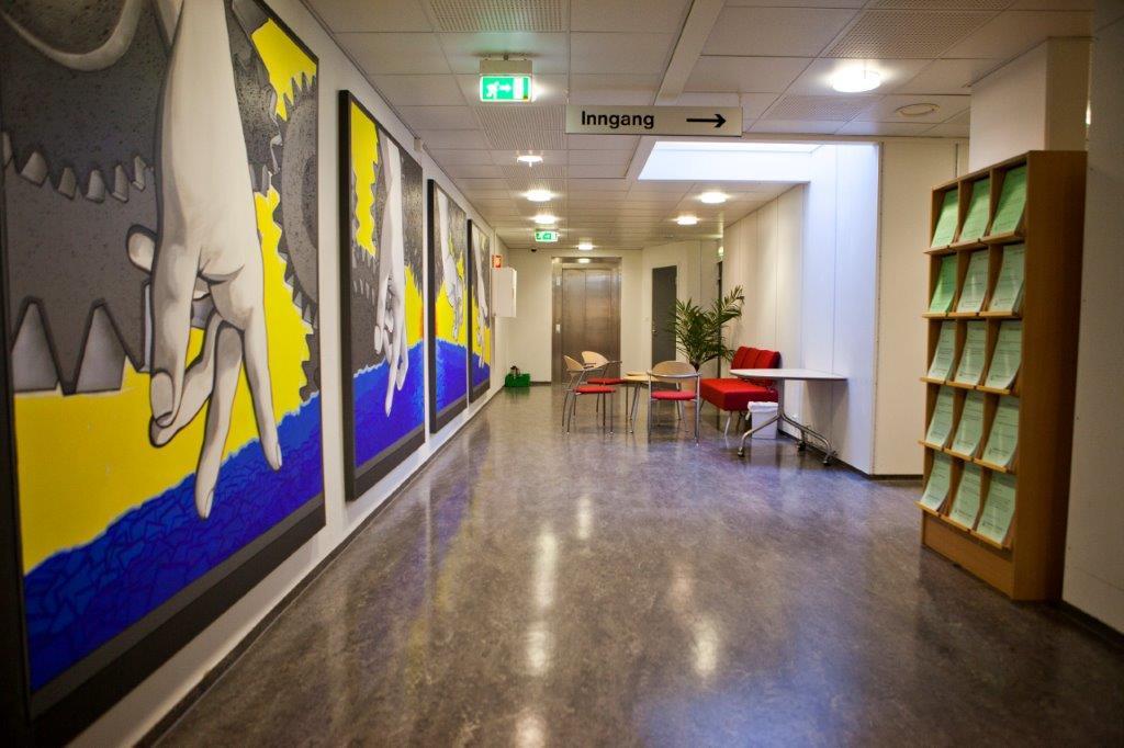 bilde av inngangspartiet ved Institutt for økonomi