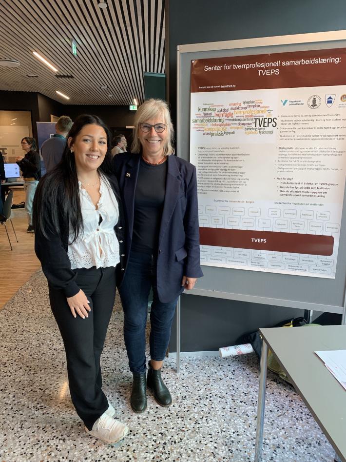 Katrine Naranjo og Liv Marit Kleppe står foran en poster som presenterer TVEPS på UiBs Innovasjonsfestival 2024