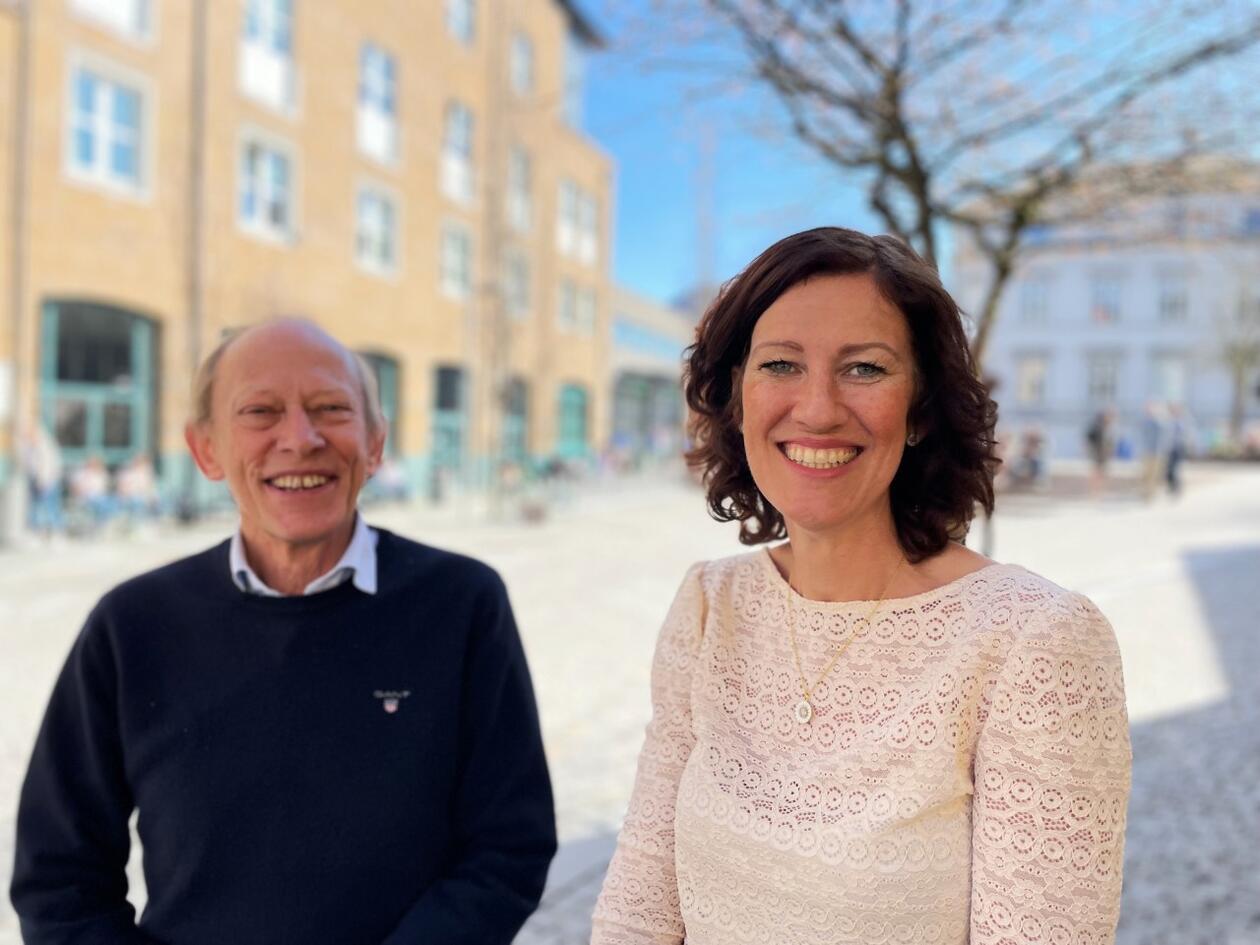 Bildet viser dekan Jan Erik Askildsen og fakultetsdirektør Alette Mykkeltvedt foran fakultetsbygget. Det er sol, og de smiler. 