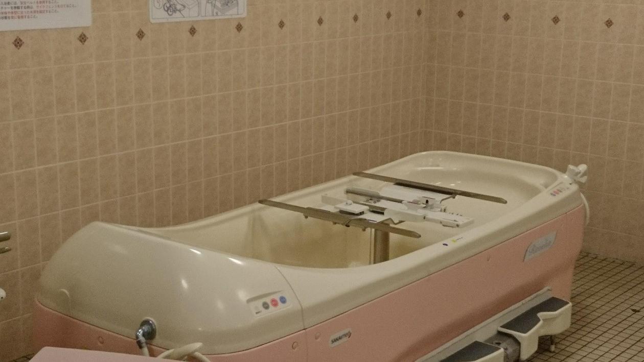 Bademaskin på kommunalt japansk sykehjem.