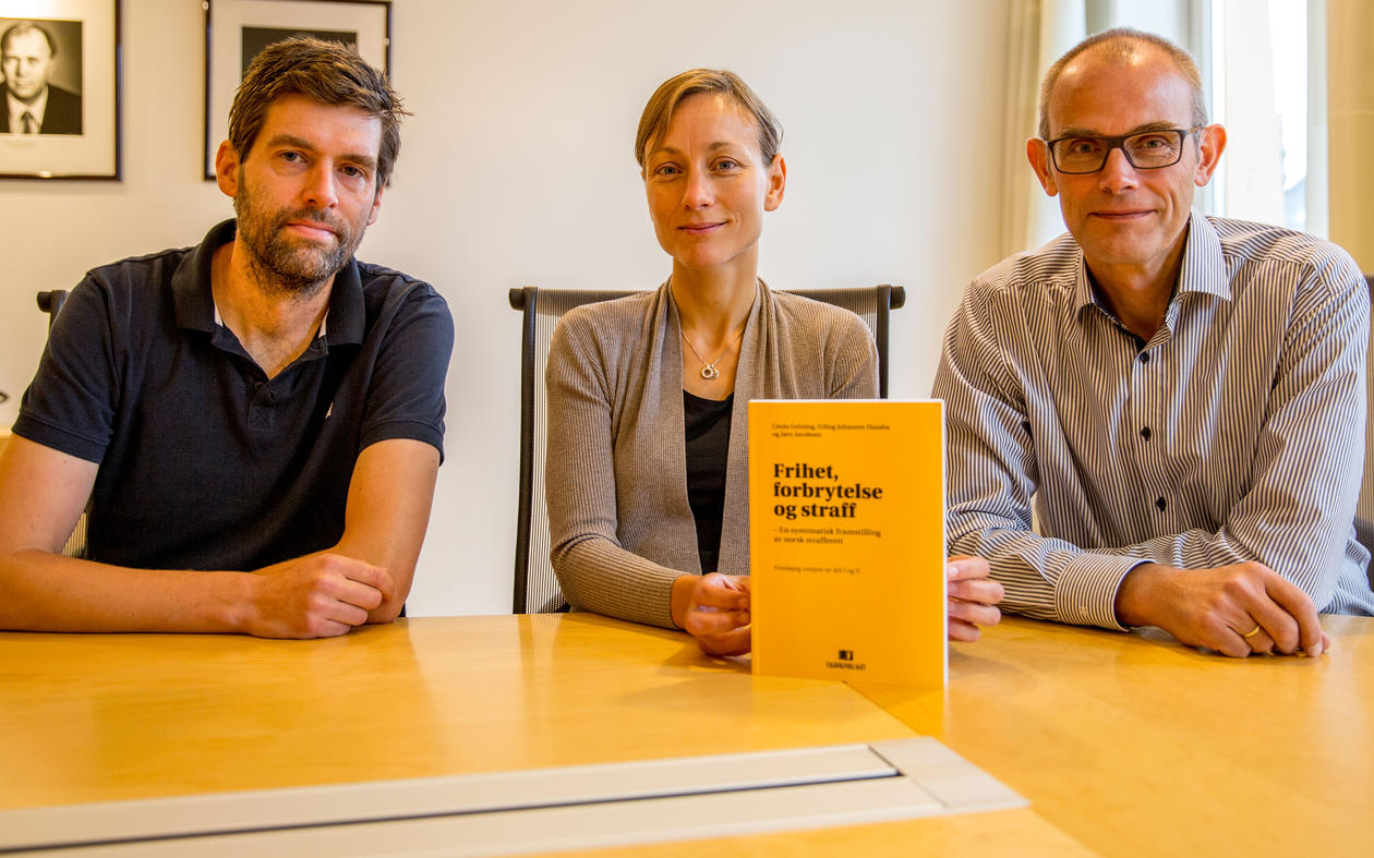 Jørn Jacobsen, Linda Gröning og Erling Johannes Husabø viser frem sin nye bok i strafferett