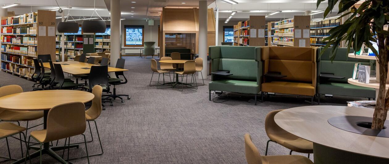 Picture of library room with tables, chairs, bookshelves
