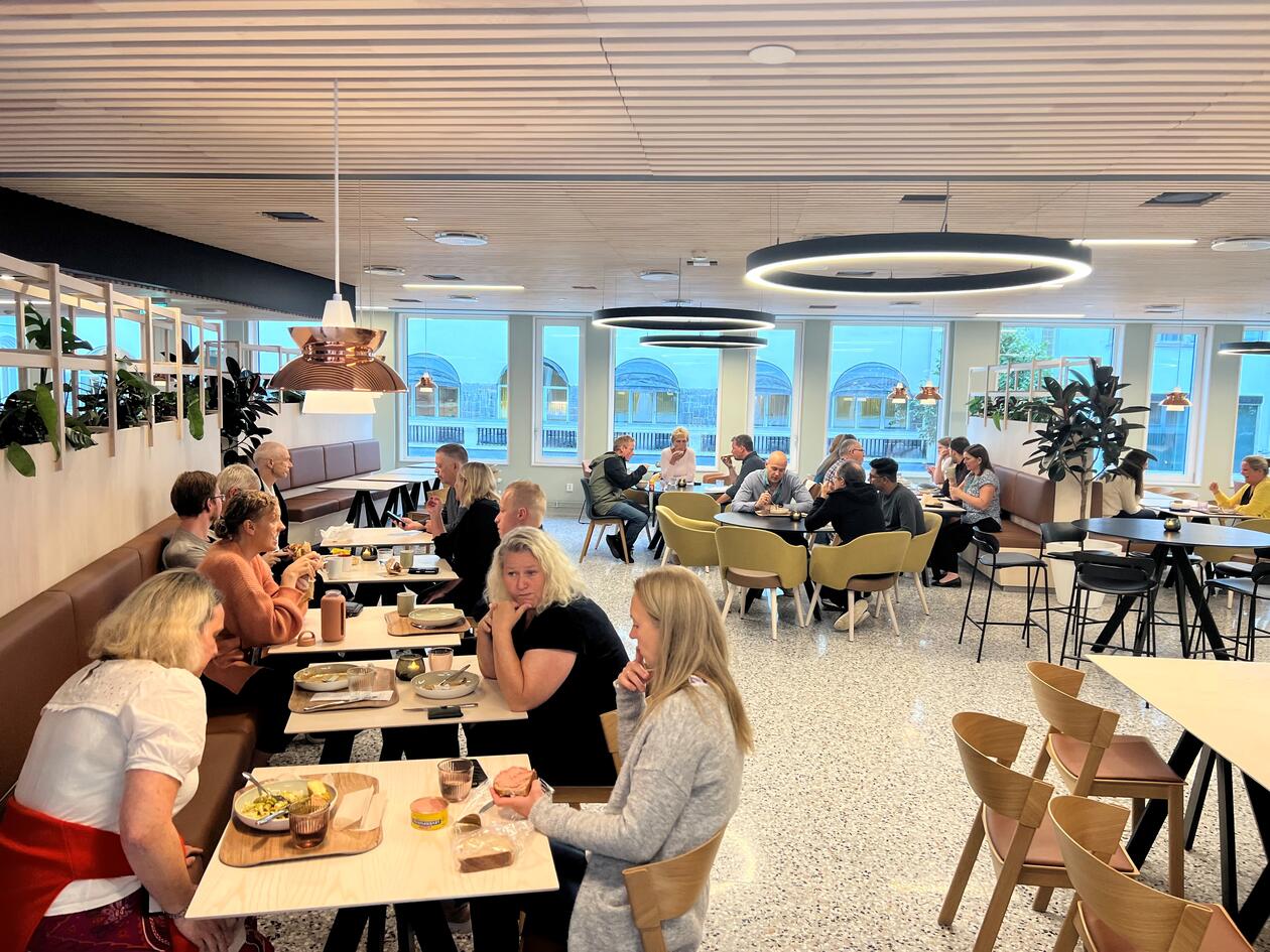 Ansatte sitter i kafeen