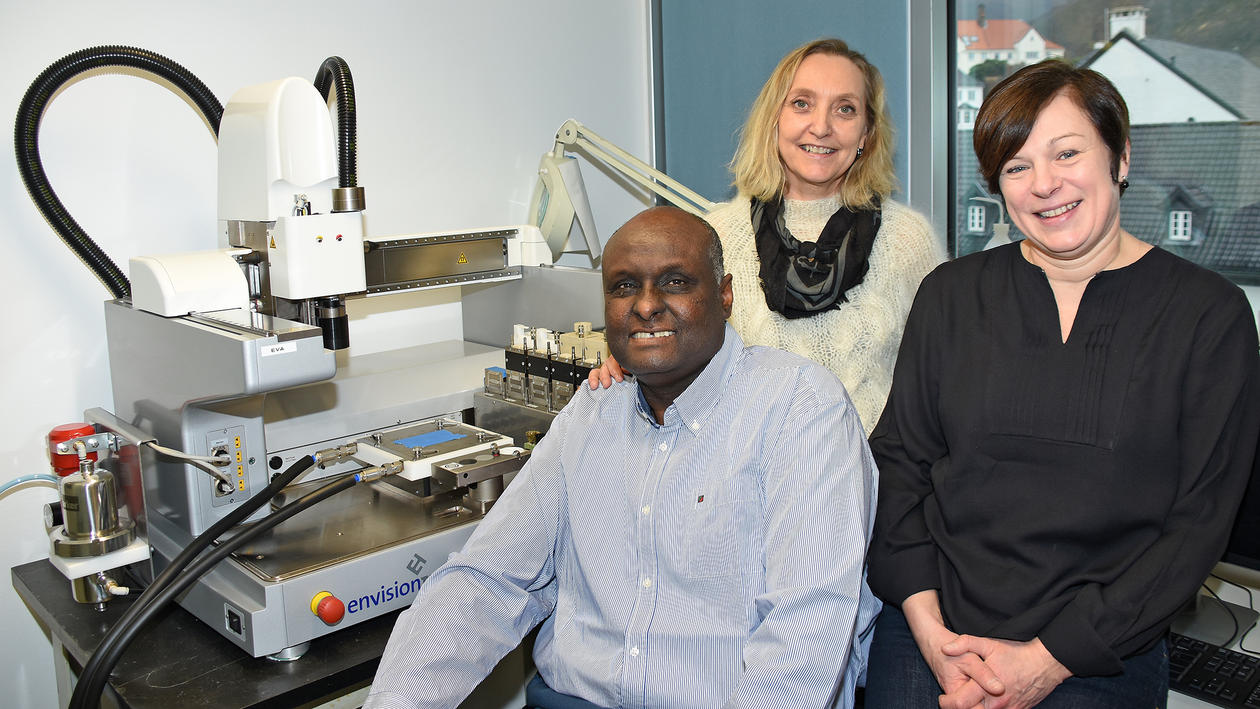 Kamal Mustafa, Cecilie Gjerde og Marit Bakke ved 3-D printeren