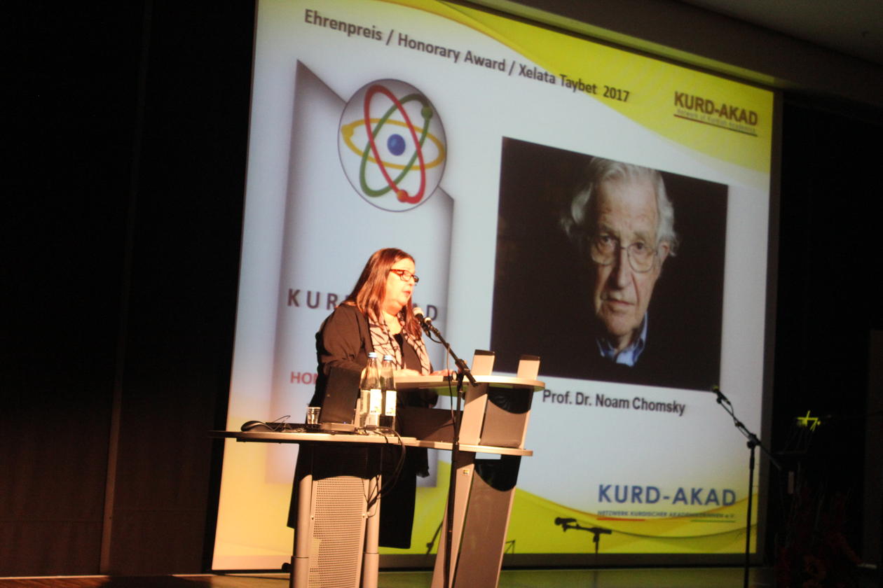 Kariane Westrheim tar imot Kurd-Akad pris for Noam Chomsky, 2017.