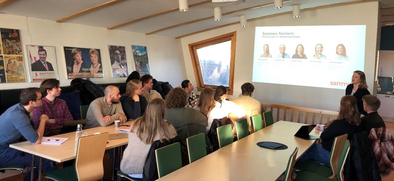 Masterstudenter sitter og hører på presentasjonen til Guri Velure Sandsdalen