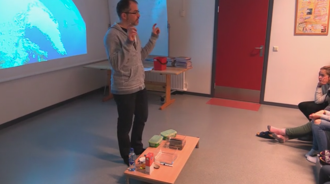 Kerim Nisancioglu foreleser for skoleelever