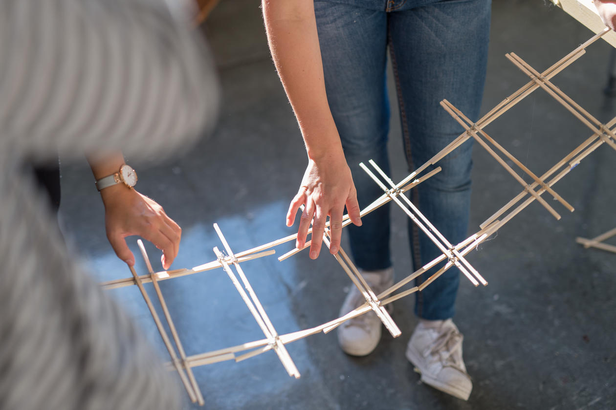 Nærbilde av studentarbeid i tre