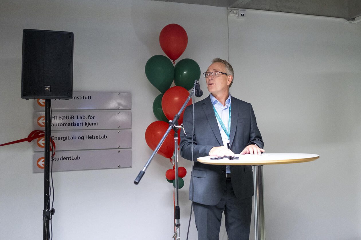Eigendomsdirektør Kjartan Nesset taler under åpningen av nye kjemilabber
