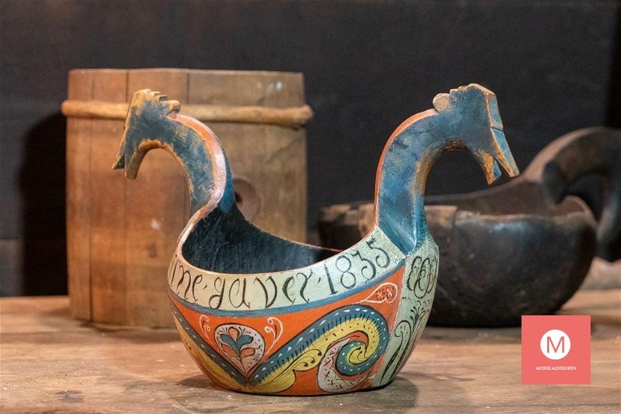 Bilde av rosemalt ølbeger med hestehoder.