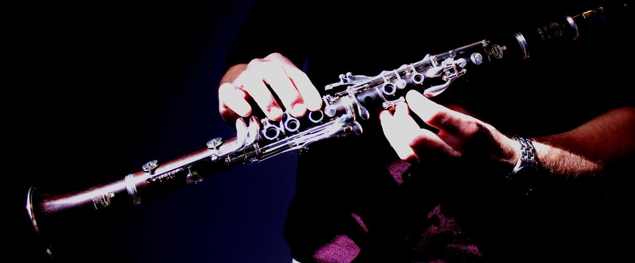 bilde av to hender som holder en klarinett