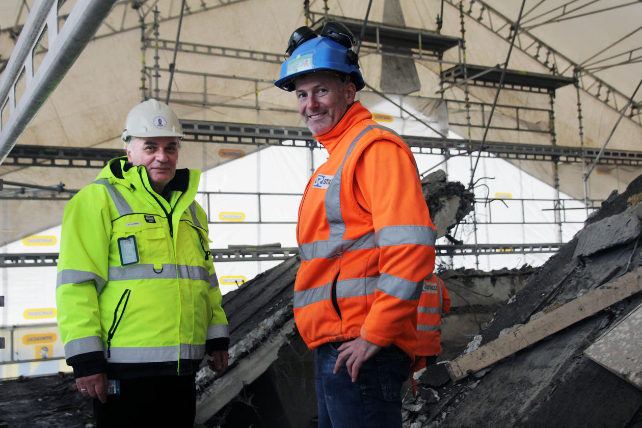 Damian Flores from the Estate and facilities management division of UiB and. Gisle Clemetsen, construction manager at Stoltz Entreprenør, on the roof of Jahnebakken 5. This building will host the climate researchers of Bergen from February 2017.  