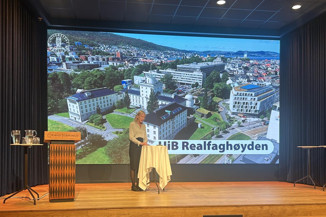 Rektor Margareth Hagen holder innlegg på Kompetanseforum Vestlands stormøte.
