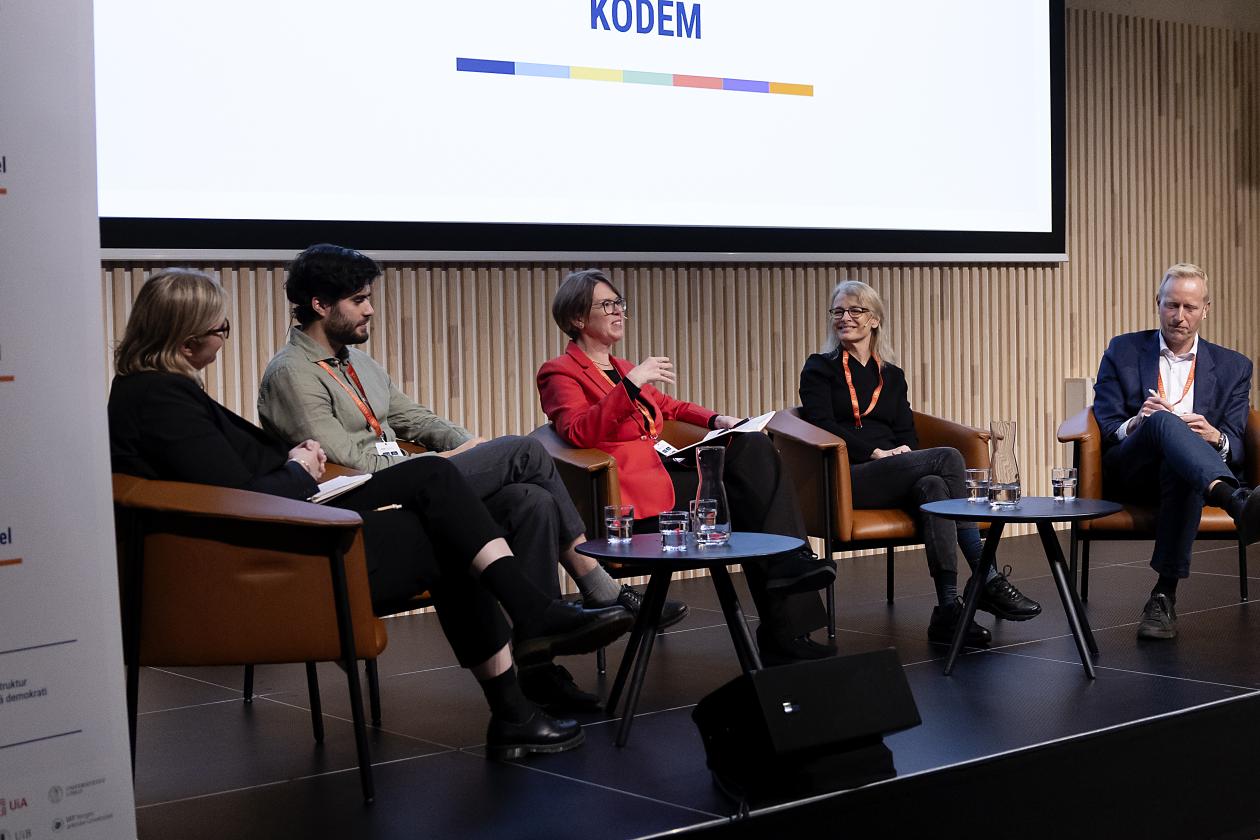 bilete av panelsamtale