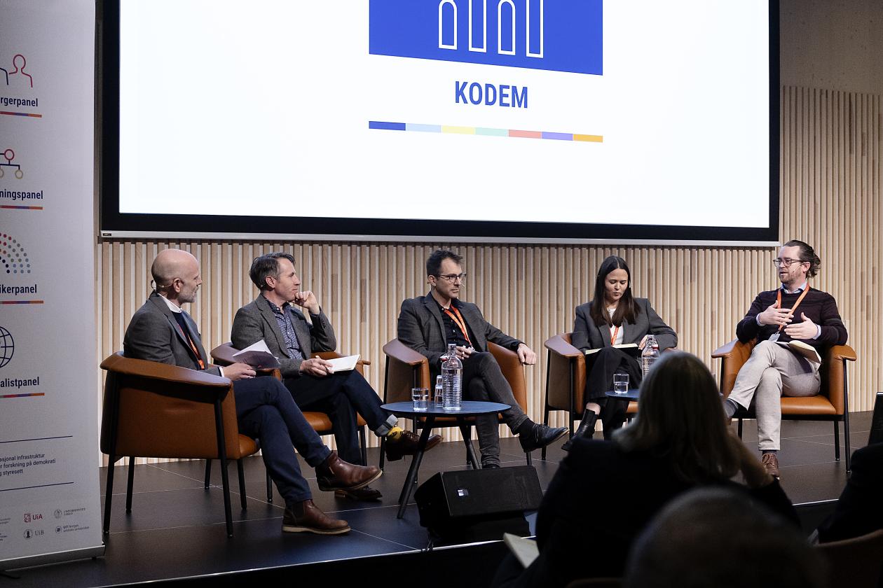 bilete av panelsamtale