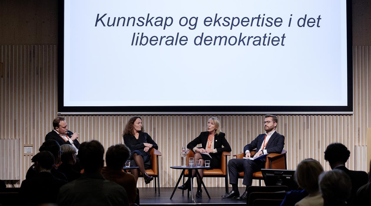 bilete av panelsamtale