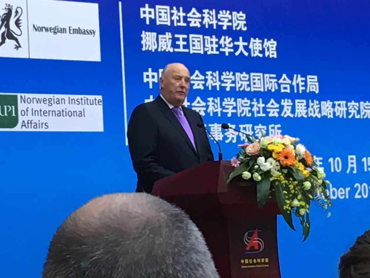 Kong Harald holder åpningstalen på et kinesisk-norsk symposium i Kinas hovedstad Beijing.