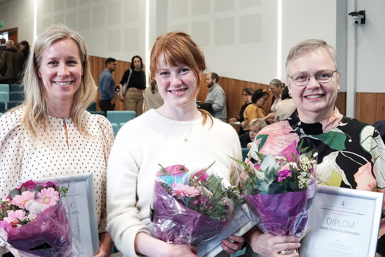 Bilde av Liv Kvalvik, Marie Gedde og Lone Holst som vant priser i Fakultetets dag 