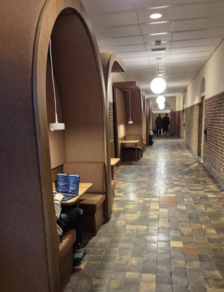 Korridorene har fått nye sittemøbler som kan brukes til studier.