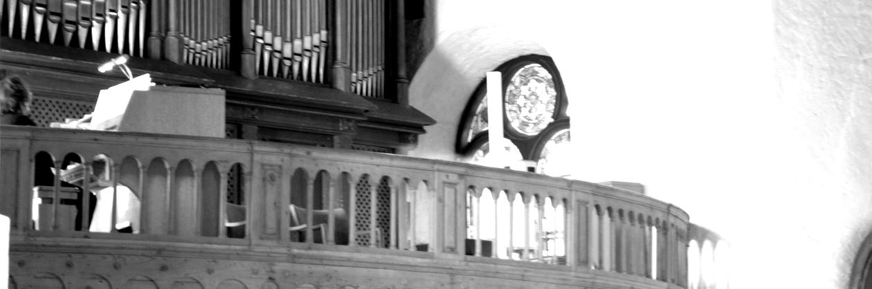 svart hvitt bilde av orgelet i korskirken